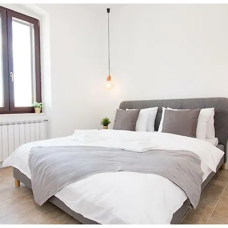 Stylish - Centre Theatre View Apartment