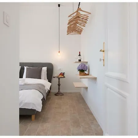 Stylish - Centre Theatre View Apartment