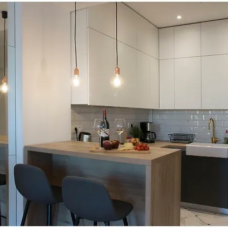 Stylish - Centre Theatre View Apartment