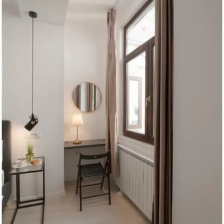 Apartment Stylish - Centre Theatre View