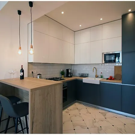 Stylish - Centre Theatre View Apartment