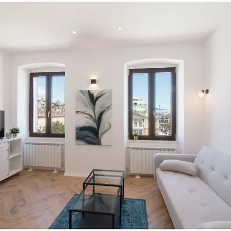 Stylish - Centre Theatre View Apartment *