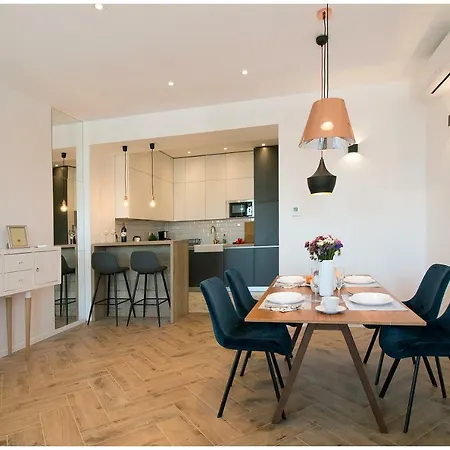 Apartment Stylish - Centre Theatre View