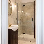 Apartment Stylish - Centre Theatre View *