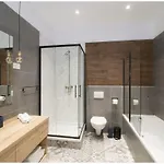 Apartment Stylish - Centre Theatre View *