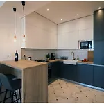 Stylish - Centre Theatre View Apartment