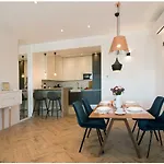 Apartment Stylish - Centre Theatre View